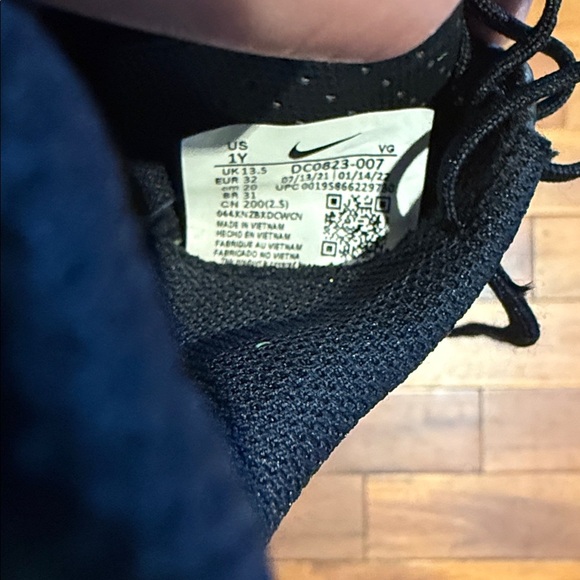 Nike Phantom Black and White Boys Soccer Cleats. Size US 1. Like New! - Picture 7 of 7